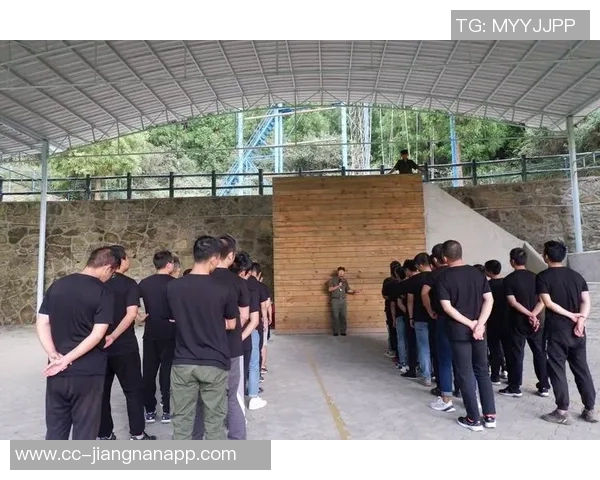 普理查德揭露训练营对抗激烈程度颈部血痕见证战斗般的拼搏精神 普理查德揭露训练营对抗激烈程度颈部血痕见证战斗般的拼搏精神