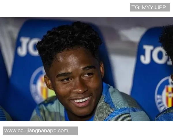 恩德里克本赛季仍未出场国际比赛间歇携妻子畅游摩洛哥度假 恩德里克本赛季仍未出场国际比赛间歇携妻子畅游摩洛哥度假