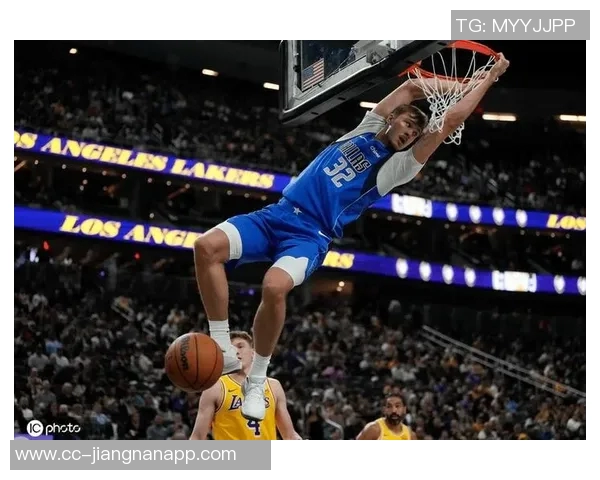 浓眉挡拆展现强大防守弗拉格精准三分助攻球队逆转局势 浓眉挡拆展现强大防守弗拉格精准三分助攻球队逆转局势