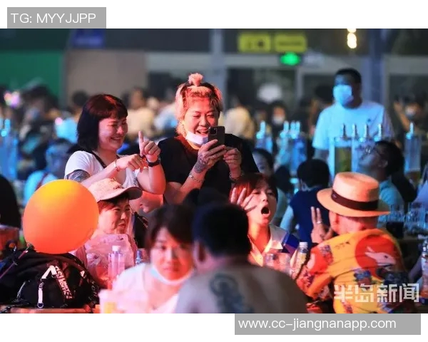 凯恩与妻子共享啤酒节欢乐时光为这一周的美好回忆添上完美句号