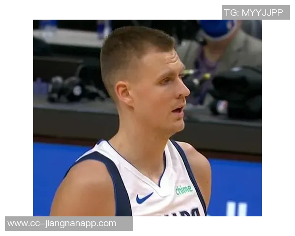 琼斯盛赞卢克肖表现自信从容攻防两端游刃有余状态回暖