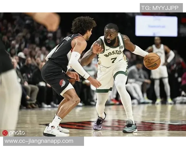 杰伦布朗半场表现惊艳10投8中三分命中率高达80砍下22分引领球队奋勇争先