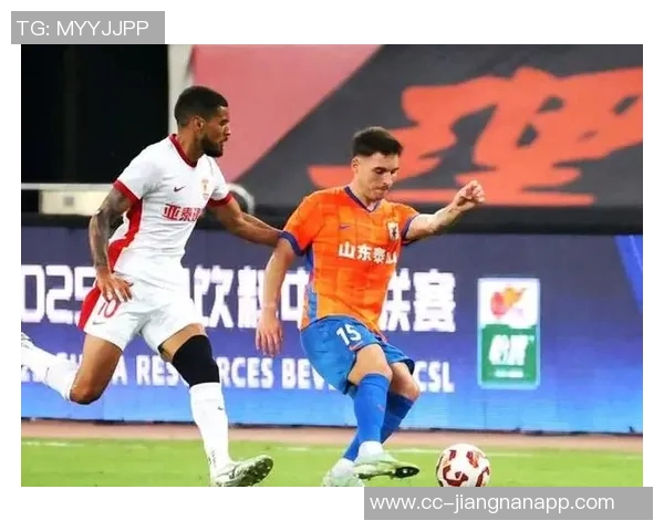 阿尔瓦罗社交媒体分享身穿泰山外套照片即将官宣加盟身价200万欧外援